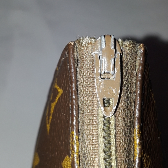 Louis Vuitton Toiletry Pouch - Picture 3 of 10